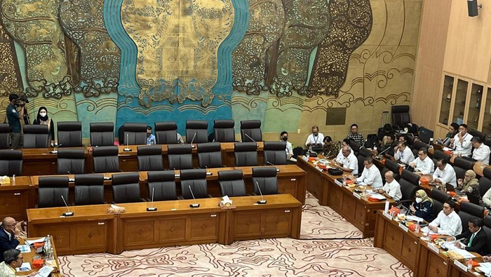 Rapat Menteri ESDM Bahlil Lahadalia dengan Komisi VII DPR, Selasa (27/8/2024).