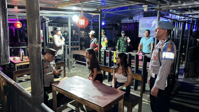 Razia kafe remang-remang di wilayah hukum Polres Kota Mataram, Senin (26/8/2024). (Foto: Humas Polresta Mataram)