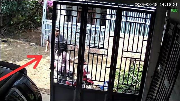 Rekaman CCTV ayah bacok anak tiri di Pagar Alam