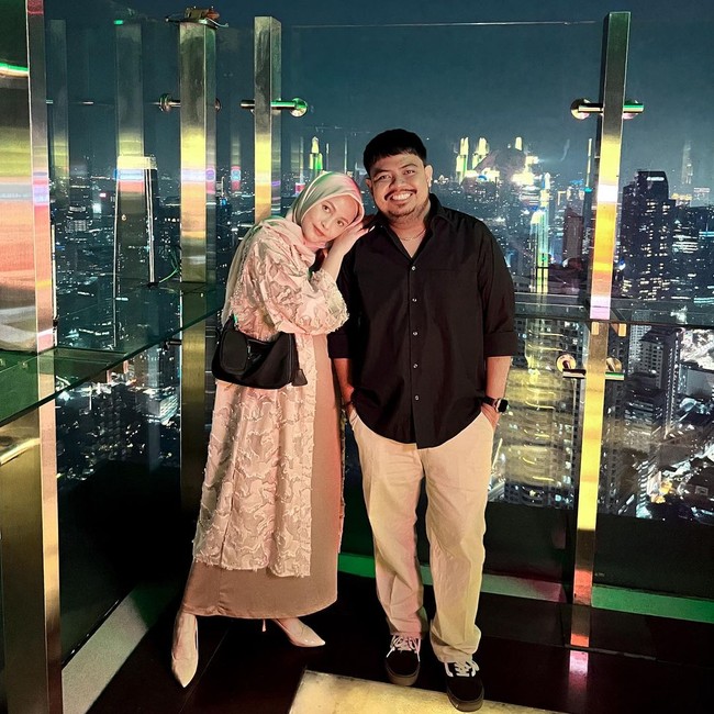 Komika Rigen Rakelna juga tengah menantikan kehadiran anggota keluarga baru. Saat ini istri Rigen, Indah Ningtyas, tengah hamil calon anak ketiga mereka. Foto: dok Instagram