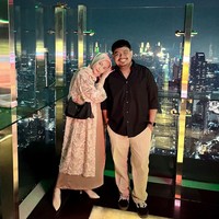 Komika Rigen Rakelna juga tengah menantikan kehadiran anggota keluarga baru. Saat ini istri Rigen, Indah Ningtyas, tengah hamil calon anak ketiga mereka. Foto: dok Instagram