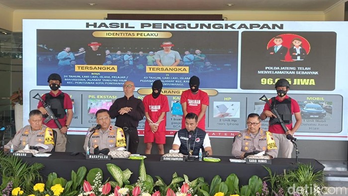 Rilis pengungkapan kasus pengiriman sabu 18 kg di Mapolda Jateng, Selasa (27/8/2024).