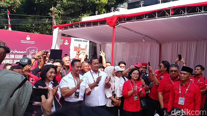 Rombongan kader dan simpatisan PDIP antar Andika Perkasa dan Hendrar Prihadi daftar Pilgub di KPU Jateng, Semarang, Selasa (27/8/2024).