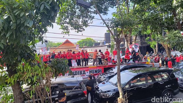 Rombongan kader dan simpatisan PDIP antar Andika Perkasa dan Hendrar Prihadi daftar Pilgub di KPU Jateng, Semarang, Selasa (27/8/2024).
