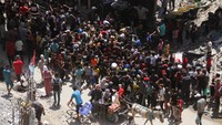 Foto udara warga Jabalia di Jalur Gaza utara mengantre makanan di dapur umum, 26 Agustus 2024.