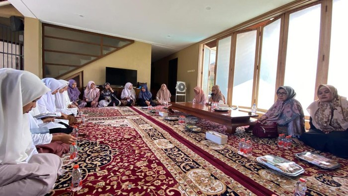 Sejumlah Bu Nyai dari berbagai ponpes mendoakan Ipuk-Mujiono.