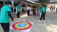 Mereka mengikuti kelas kesehatan jasmani, kelas science, kelas seni, kelas musik, dan kelas Bahasa Korea.