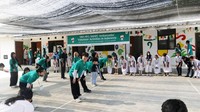 Anak-anak dipandu oleh para mahasiswa dan relawan untuk bermain dan mengasah keterampilan.