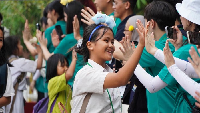 Anak-anak mengasah keterampilan dalam acara “Global CSR Orientations Day” di Yayasan Sinar Cahaya Kasih, Bogor, Jawa Barat, Senin (26/8/2024).