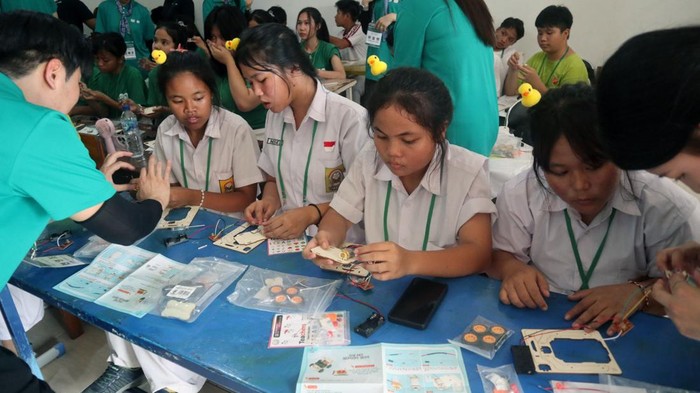 siswa sekolah Anak-anak mengasah keterampilan dalam acara βGlobal CSR Orientations Dayβ di Yayasan Sinar Cahaya Kasih, Bogor, Jawa Barat, Senin (26/8/2024).