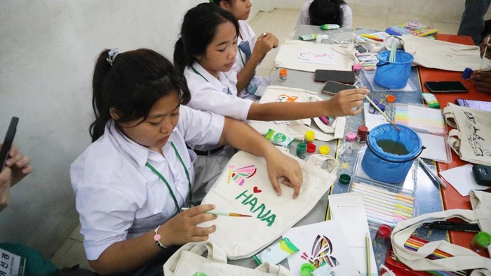Anak-anak mengasah keterampilan dalam acara “Global CSR Orientations Day” di Yayasan Sinar Cahaya Kasih, Bogor, Jawa Barat, Senin (26/8/2024).