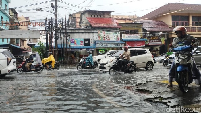 Situasi banjir di Jalan Zainul Arifin Medan. (Kartika Sari/detikSumut)