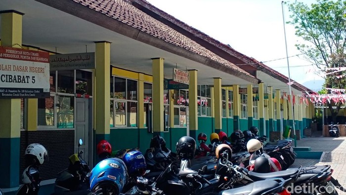 Suasana di SDN Cibabat Mandiri 5 yang Libur Selama Pendaftaran Pilkada