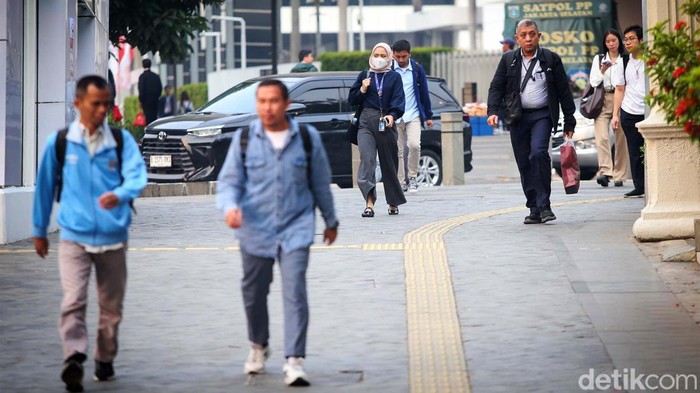 Suasana Jakarta Jelang Imbauan WFH 5 September 2024 Sejumlah pekerja beraktivitas di kawasan Jalan Sudirman, Jakarta, Selasa (27/8/2024). Pj Gubernur Jakarta, Heru Budi Hartono mengimbau masyarakat dapat melakukan work from home (WFH) atau bekerja dari rumah pada 5 September 2024. Pasalnya, kata dia, ada dua kegiatan besar yang akan berlangsung di kawasan Senayan, Jakarta.