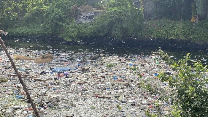 Sungai di Jalan Wono Arum Surabaya yang dipenuhi sampah