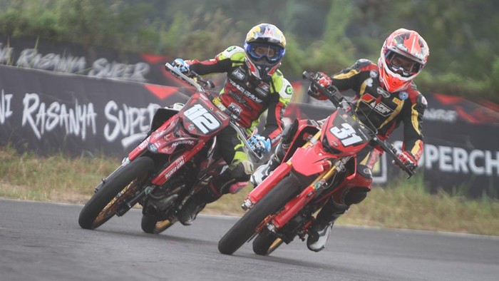 Gerry Salim beraksi di Superchallenge Supermoto Race 2024.