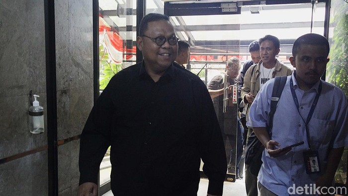 Mantan Sekjen PKB, Lukman Edy bersama fungsionaris PKB mendatangi Gedung Kemenkumham, Jalan Rasuna Said,  Jakarta, Selasa (27/8/2024). Kedatangannya untuk menyerahkan surat penolakan hasil muktamar Bali yang secara aklamasi memilih Cak Imin menjadi Ketum PKB. Selain itu, Lukman Edy menyatakan sedang menyiapkan muktamar tandingan karena menilai muktamar Bali tidak sah.
