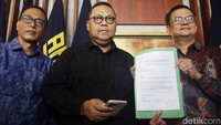 Lukman Edy menunjukkan surat permohonan penolakan pengesahan kepengurusan DPP PKB hasil muktamar Bali yang dilaksanakan pada 24-25 Agustus 2024.