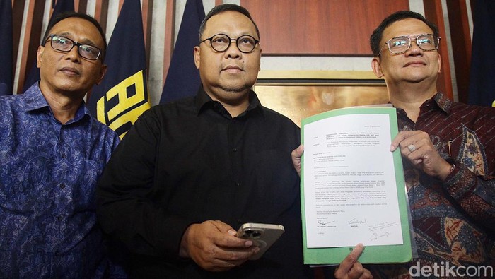 Surati Menkumham, Lukman Edy Siapkan Muktamar PKB Tandingan Mantan Sekjen PKB, Lukman Edy bersama fungsionaris PKB mendatangi Gedung Kemenkumham, Jalan Rasuna Said, Jakarta, Selasa (27/8/2024). Kedatangannya untuk menyerahkan surat penolakan hasil muktamar Bali yang secara aklamasi memilih Cak Imin menjadi Ketum PKB. Selain itu, Lukman Edy menyatakan sedang menyiapkan muktamar tandingan karena menilai muktamar Bali tidak sah.