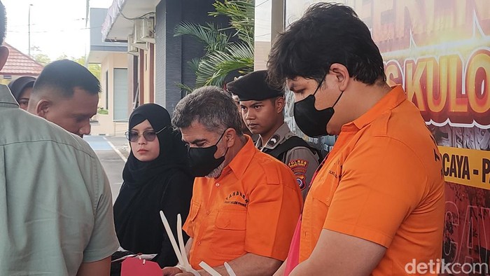 Tampang Ahmad Babei dan Said Bakhti, pelaku penipuan modus tukar uang saat dihadirkan dalam jumpa pers di Mapolres Kulon Progo, Selasa (27/8/2024).