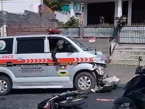 Ambulans Tabrak Motor di Batujajar, Satu Orang Terluka