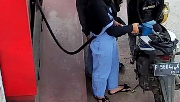 Tangkapan layar video pria lecehkan pegawai Pertashop di Cianjur.