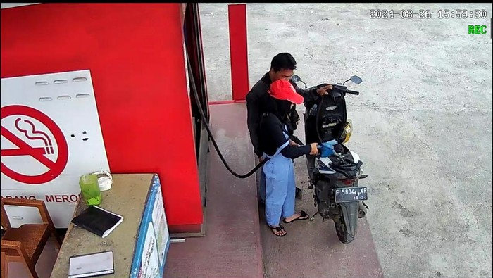 Tangkapan layar video pria lecehkan pegawai Pertashop di Cianjur.
