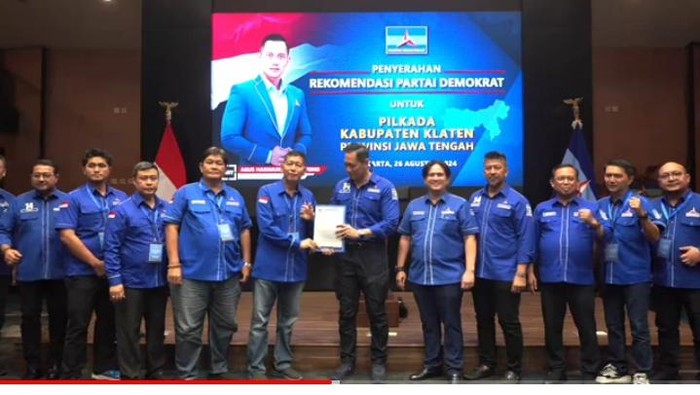 Tangkapan layar YouTube Partai Demokrat saat penyerahan rekomendasi calon Bupati dan Wakil Bupati Klaten. Foto diunggah pada Selasa (27/8/2024).