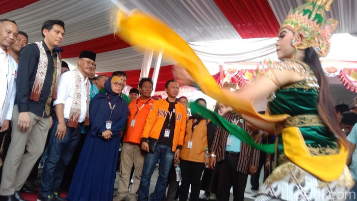 Tari Srimpih sambut Lucky Hakim-Syaefudin saat daftar Pilbup Indramayu ke KPU