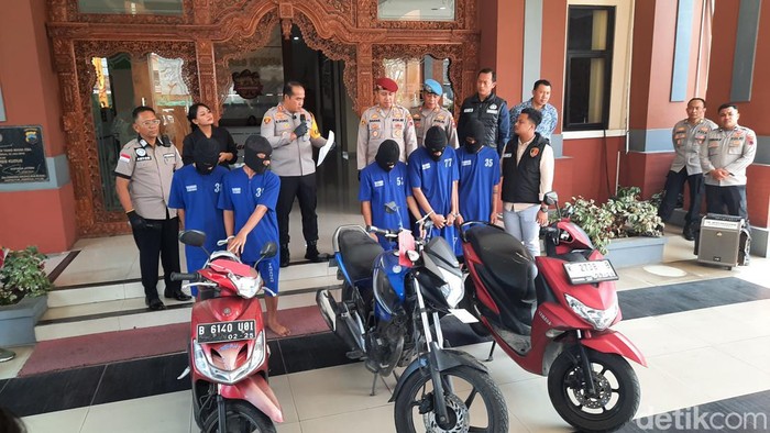 Polres Kudus saat menggelar konferensi pers kasus tawuran antargeng, Selasa (27/8/2024).