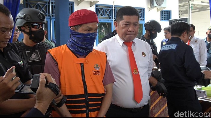 Tersangka ZA yang jual cula badak dan gading gajah.