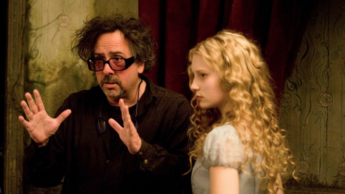 Tim Burton Tim Burton dan Mia Wasikowska di Alice in Wonderland (2010).