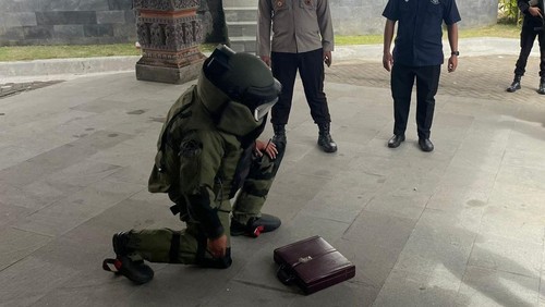 Tim Gegana Polda Bali saat akan membuka koper misterius di depan VIP Bandara Ngurah Rai, Bali, Selasa (27/8/2024).