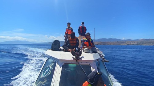 Tim SAR gabungan melakukan pencarian empat korban hilang akibat Kapal KM Lebanon tenggelam di perairan Pulau Pura, Alor, NTT. (Dok. Basarnas Maumere)