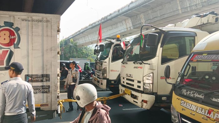 Kendaraan Mogok Sebabkan Kemacetan Ekstrem di Lampu Merah Cengkareng