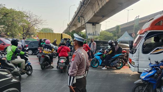 Truk mogok di tengah lampu merah Cengkareng mengakibatkan lalu lintas macet parah.