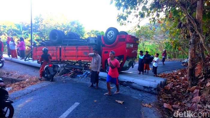 Truk muat tiang listrik terguling karena tak kuat menanjak di Pamekasan