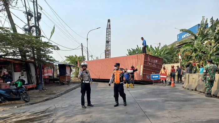 Kecelakaan Truk Kontainer di Cakung Sebabkan Kemacetan Parah