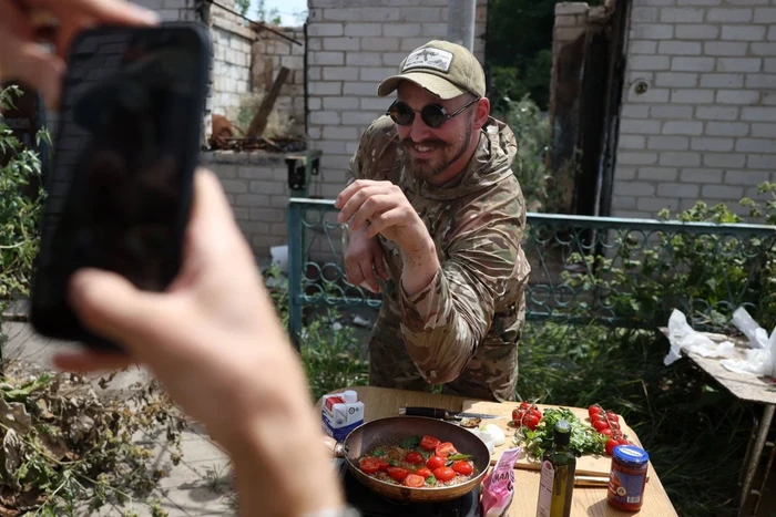 Unik! Tentara Ukraina Ini Bikin Konten Masak-masak di Wilayah Perang