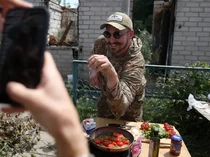 Unik! Tentara Ukraina Ini Bikin Konten Masak di Wilayah Perang