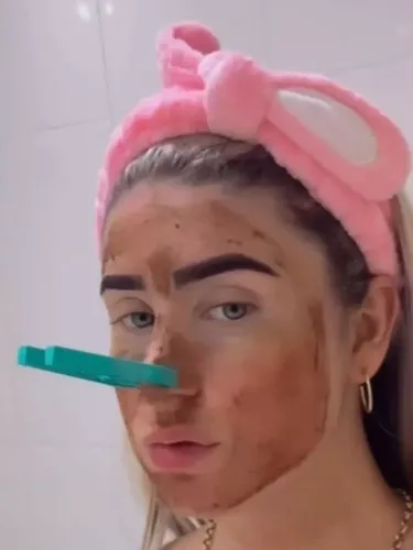 Influencer Debora Peixoto viral pakai masker wajah dari tinja.