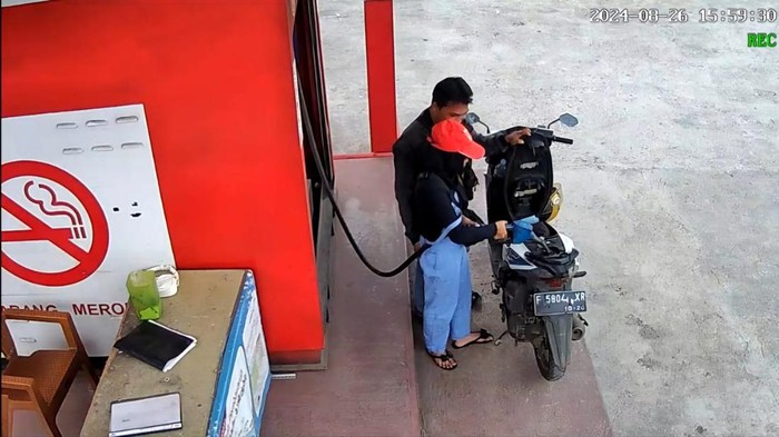 Viral Pria Isi BBM Lecehkan Petugas Pertashop.