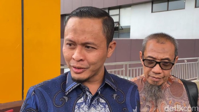 Wakil Ketua DPRD Riau Agung Nugroho baju biru (Raja Adil/detikcom)