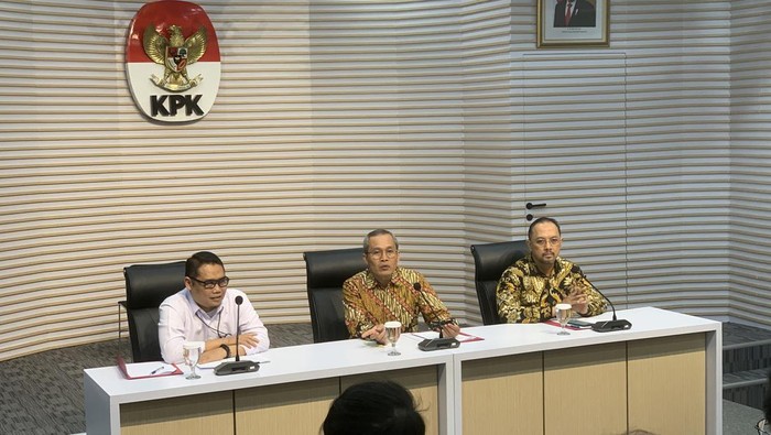 Wakil Ketua KPK Alex Marwata (tengah).