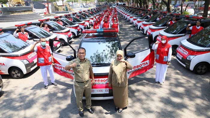Wali Kota Makassar Danny Pomanto meluncurkan 47 mobil listrik Dottoro ta di Anjungan Pantai Losari Makassar.