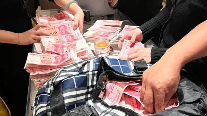 Wanita Bawa Uang Tunai Rp 1,3 miliar ke butik Louis Vuitton
