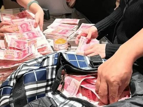 Wanita yang diabaikan saat hendak membeli LV ini membalas dendam dengan uang Rp 1,3 miliar.