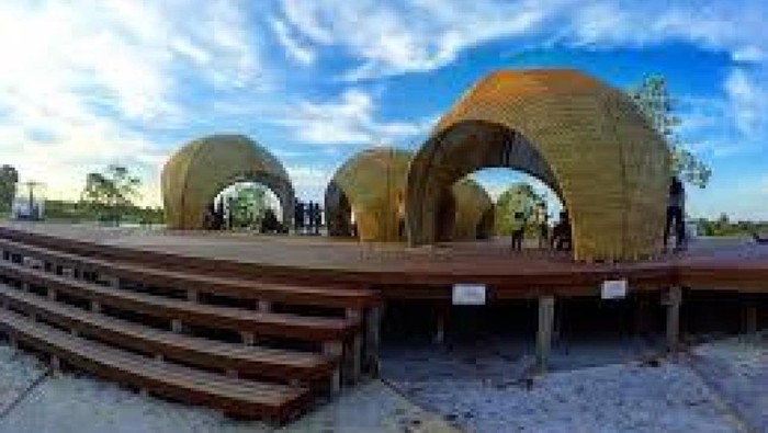Dermaga Kirana yang juga disebut Rumah Keong merupakan salah satu objek wisata di Belitung. Konsep yang disajikan cukup unik dan menarik untuk dikunjungi.