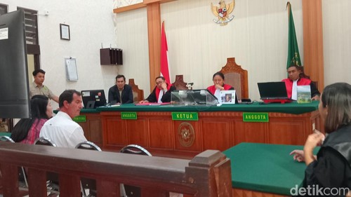 WN Chili, Felipe Covarrubias Valdes, yang menganiaya petugas Bea Cukai menjalani persidangan di PN Denpasar, Selasa (27/8/2024). (Aryo Mahendro/detikBali)