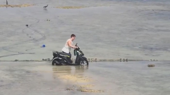 WNA bawa motor ke tengah laut untuk menyeberang dari Nusa Ceningan ke Nusa Lembongan, Kecamatan Nusa Penida, Klungkung, Selasa (27/8/2024). (Dok. Polsek Nusa Penida)